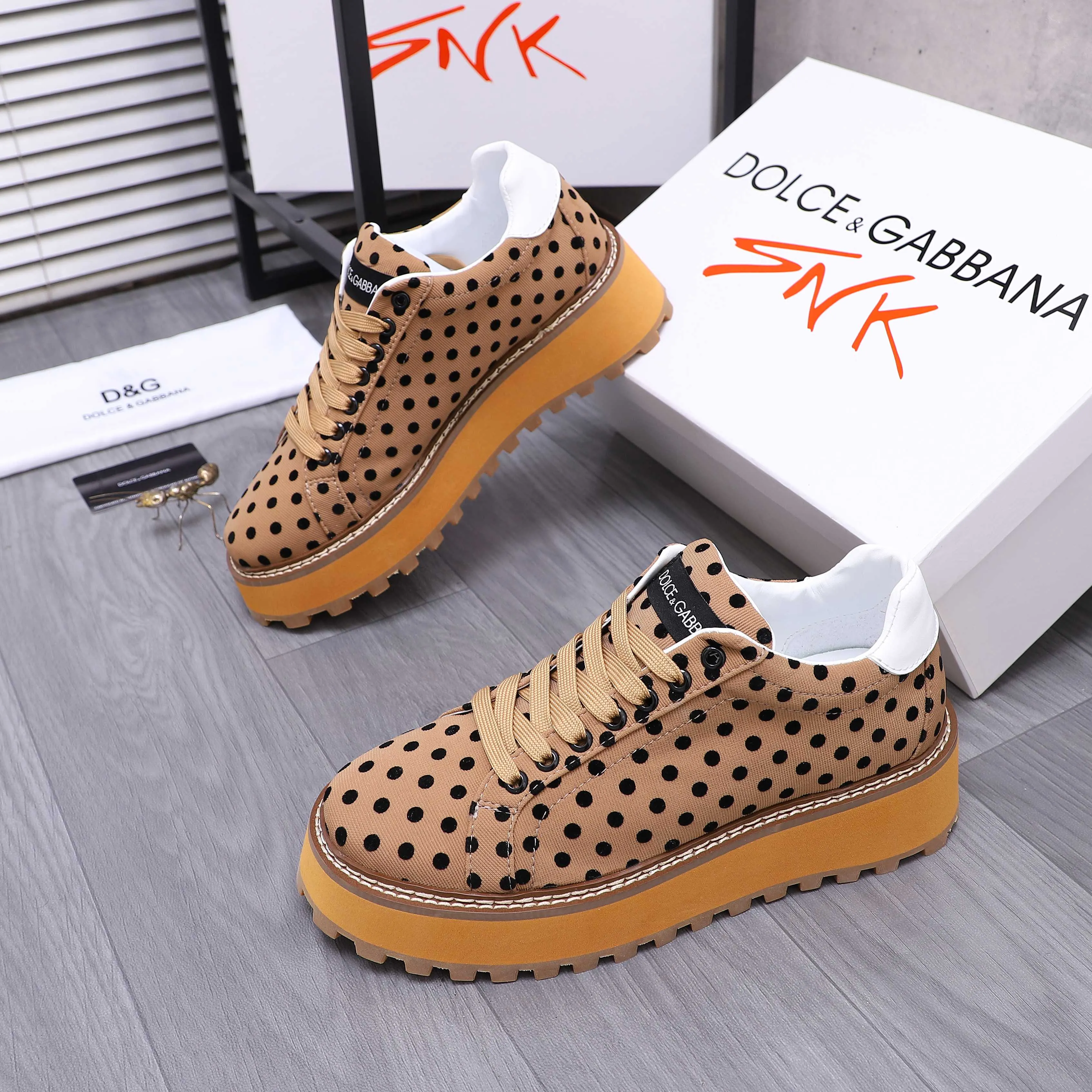 Men's shoes 💰442 Product trademark: DG (Dolce & Gabbana) casual shoes for couples. Regular size: 36-46 (45.46 is custom-made and non-refundable). Product materials: Selected breathable woven upper, leather lining, cowhide insole, non-slip rubber outsole